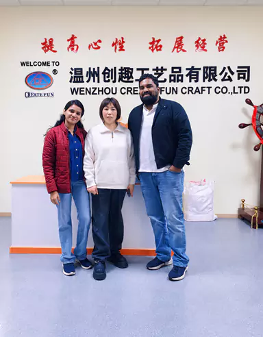 Pembeli memeriksa lokasi pabrik Wenzhou Create Fun Craft Co., Ltd
